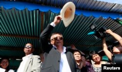 Madagascar's Presidential candidate Robinson Jean-Louis salutes his supporters during prayers and a post-elections rally in the capital Antananarivo, Oct. 26, 2013.