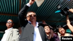 Madagascar's Presidential candidate Robinson Jean-Louis salutes his supporters during prayers and a post-elections rally in the capital Antananarivo, Oct. 26, 2013. 