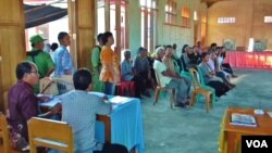 Warga memadati lokasi TPS 1 Desa Maliwuko, Kecamatan Lage, Kabupaten Poso, Sulawesi Tengah pada Pilkada Rabu 9/12 (VOA/Yoanes).