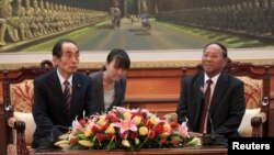 លោក Azuma Koshiishi អនុប្រធាន​សភា​ជាន់​ខ្ពស់​របស់​ប្រទេស​ជប៉ុន ជួប​ពិភាក្សា​ជាមួយ​លោក ហេង សំរិន ប្រធាន​រដ្ឋសភា​ជាតិ​កម្ពុុជា​​នៅ​ក្នុង​រាជធានី​ភ្នំពេញ​កាល​ពី​ថ្ងៃ​ទី​២២ ខែ​សីហា ឆ្នាំ​២០១៤ ក្នុង​អំឡុង​ទស្សនកិច្ច​រយៈ​ពេល​៤​ថ្ងៃ​មក​កាន់​ប្រទេស​កម្ពុជា។