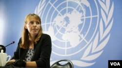 រូបឯកសារ៖ លោកស្រី រ៉ូណា ស្មីត (Rhona Smith) អ្នករាយការណ៍ពិសេសអង្គការសហប្រជាជាតិថ្លែងការណ៍ក្នុងសន្និសីទសារព័ត៌មានអំពីស្ថានភាពសិទ្ធិមនុស្សនៅកម្ពុជានាឱកាសចុងបញ្ចប់បេសកកម្មនៅការិយាល័យទីភ្នាក់ងារអ.ស.ប.ទទួលបន្ទុកសិទ្ធិមនុស្សហៅកាត់ថា OHCHR នាទីក្រុងភ្នំពេញ នៅថ្ងៃពុធ ទី១៩ ខែតុលា ឆ្នាំ២០១៦។ (ឡេង ឡែន/VOA) 