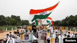 印度主要反对党国大党的支持者向在与中国军队在拉达克地区的边境冲突中丧生的印军士兵举牌致敬（2020年6月26日）