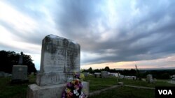 Grave marker of Eng and Chang Bunker.