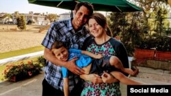 მოკლული რაიან, კეილებ და ლორა სმიტები