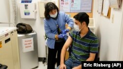 Afg'onistonlik klinikada tibbiy ko'rikdan o'tmoqda, San-Xose, Kaliforniya, 2021-yil, 9-dekabr.