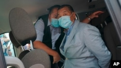 លោក Jimmy Lai (រូប​ស្តាំ) ត្រូវ​បាន​ចាប់​ខ្លួន​ដោយ​ប៉ូលិស​នៅ​ផ្ទះ​របស់​លោក​នៅ​ក្នុង​ក្រុង​ហុងកុង កាលពី​ថ្ងៃទី១០ ខែសីហា ឆ្នាំ២០២០។