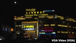 Sebuah kasino di pusat kota Sihanoukville, Kamboja, sebagai ilustrasi. Kementerian Luar Negeri Indonesia menyampaikan bahwa pihaknya kini tengah menangani kasus perekrutan tenaga kerja ilegal di mana sejumlah warga Indonesia menjadi korban dalam kasus tersebut. (Foto: VOA)