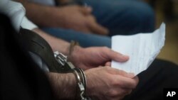 Homme a les mains menottées lors d’un procès au tribunal de Szeged, dans le sud de Budapest, Hongrie, 15 juin 2017.