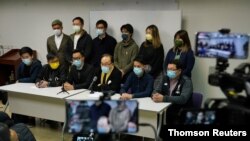 홍콩 민주 진영 인사들이 6일 기자회견을 열고 홍콩 당국이 '국가보안법' 위반 혐의로 야당 인사 등을 무더기 체포한 데 항의했다.