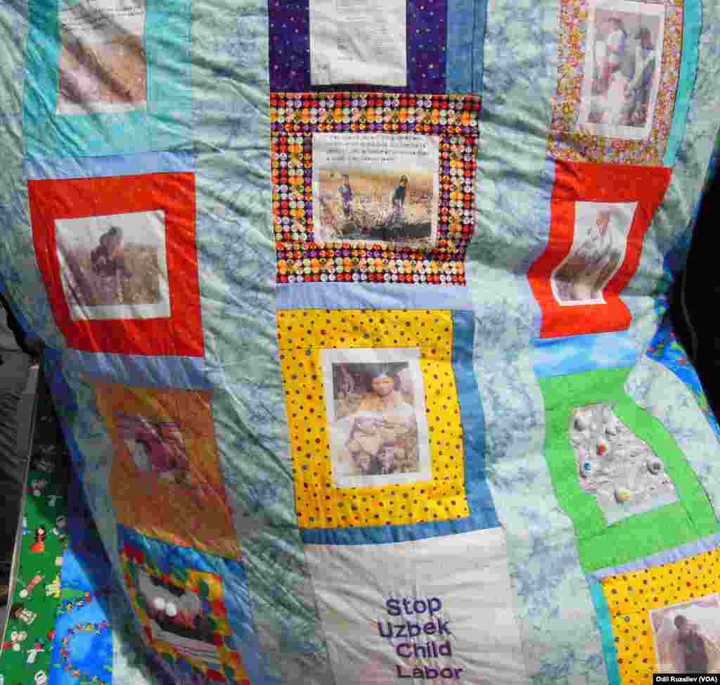 O&rsquo;zbek paxtasidan tayyorlangan va paxta dalalarida mehnat qilayotgan bolalarning tasviri tushirilgan choyshab Vashingtondagi namoyishda qo&#39;l keldi