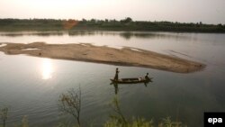 រូបឯកសារ៖ គ្រួសារ​មួយ​កំពុង​ធ្វើ​ដំណើរ​តាម​ទូក​នេសាទ​របស់​ពួកគេ​តាម​ដង​ទន្លេ​មេគង្គ នៅ​ក្បែរ​ភូមិ​កោះតូច ខេត្ត​កណ្តាល កាលពី​ថ្ងៃទី៣ ខែ​មេសា ឆ្នាំ​២០១០។ 