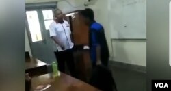 HP siswa SMK N 3 Yogya (berbaju biru) disita guru karena masih dipakai di kelas saat akan ulangan. (Foto: Screengrab.)