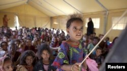 Des enfants réfugiés maliens à l'école dans le camp de Mbéra en Mauritanie (Reuters)