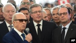 Spanish Foreign Minister Jose Manuel Garcia-Margallo, back left, Polish President Bronislaw Komorowski, center, and French President Francois Hollande, right, listen toTunisian President Beji Caid Essebsi in Tunis, March 29, 2015. 