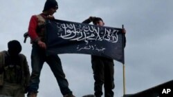 Pemberontak Suriah yang berafiliasi dengan al-Qaida (foto: dok). Warga AS, Abdella Ahmad Tounisi, dituduh berencana bergabung dengan kelompok ini. 