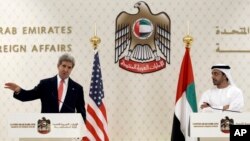 Menlu AS John Kerry (kiri) dan Menlu Uni Emirat Arab Sheikh Abdullah bin Zayed Al Nahyan dalam konferensi pers bersama di Abu Dhabi (11/11).