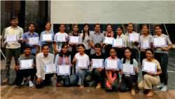 រូបឯកសារ៖ លោក​ ស្រី​ បណ្តូល នៅពេលសិស្សបានបញ្ចប់វគ្គសិក្សាសិល្បៈក្រោមការបង្រៀនរបស់លោក។ (រូបថតផ្តល់ឲ្យដោយហ្វារពន្លឺសិល្បៈ)