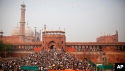 Warga India berkumpul seusai sholat Jumat di luar masjid Jama, New Delhi, 20 Desember 2019, untuk melanjutkan protes menentang UU Kewarganegaraan.