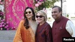 د میلمنو په ډله کې د امریکا پخوانی جمهور رئیس بیل کلنتن او میرمن یې هیلري کلنتن هم بلل شوي دي