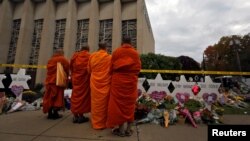 Para biksu memberikan penghormatan di depan sinagoga Pohon Kehidupan (Tree of Life) menyusul penembakan massal pada Sabtu pekan lalu di sinagoga tersebut, di Pittsburgh, 29 Oktober 2018.

