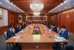 លោក Derek Chollet ទីប្រឹក្សា​ក្រសួង​ការបរទេស​អាមេរិក ក្នុង​អំឡុង​ជំនួប​ជាមួយ​លោក ប្រាក់ សុខុន រដ្ឋមន្ត្រី​ការបរទេស​កម្ពុជា នៅ​រាជធានី​ភ្នំពេញ នៅ​ថ្ងៃទី១០ ខែធ្នូ ឆ្នាំ២០២១។ (រូបថត៖ ក្រសួងការបរទេសកម្ពុជា)