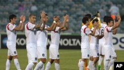 13일 ‘2015 호주 아시안컵 축구대회’에서 쿠웨이트를 꺾고 8강 진출을 확정한 한국 축구 대표팀이 자축하고 있다.