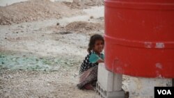 More than half of the population of Syria has fled their homes during more than six years of war and the U.N. say nearly 225,000 have fled in the Raqqa governorate in the past five months alone, Aug. 17, 2017. (H.Murdock/VOA)