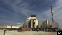 Reaktor nuklir Bushehr di Kota Bushehr di selatan Iran. Amerika berkomitmen mencegah Iran menguasai senjata nuklir yang dikhawatirkan digunakan untuk hal yang membahayakan perdamaian. 