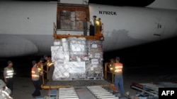 지난 2011년 9월 평양 공항에서 미국 국제개발처가 미국의 기독교구호단체를 통해 북한에 제공한 수해구호물자를 내리고 있다.