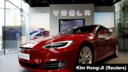Sebuah mobil listrik Tesla Model S terlihat dalam terpajang di Seoul, Korea Selatan, 6 Juli 2017. (Foto: REUTERS/Kim Hong-Ji)