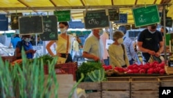 Warga Perancis yang mengenakan masker antre untuk berbelanja sayuran di Versailles, sebelah barat Paris, Jumat 11 September 2020.