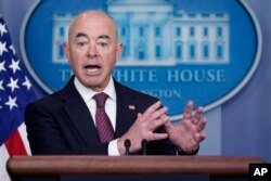 알레한드로 마요르카스 미 국토안보부 장관이 백악관에서 기자회견하고 있다. (자료사진)