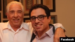 Baquer Namazi (kiri) dan putranya, Babak Namazi. 
