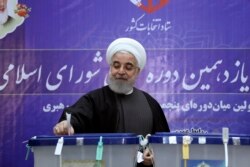 Presiden Iran Hassan Rouhani memasukkan surat suaranya dalam pemilu parlemen di TPS Kementerian Dalam Negeri Iran di Teheran, 21 Februari 2020.