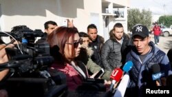 Walid, kakak dari tersangka Anis Amri, pelaku serangan di pasar Natal di Berlin, bmemberi keterangan kepada media di Oueslatia, Tunisia, 22 Desember 2016 (Foto: dok).