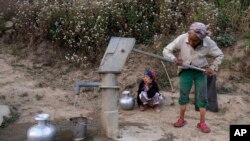 Seroang lansia tampak memompa untuk mendapatkan air di wilayah Desa Shangshak, yang terletak di bagian timur laut negara bagian Manipur, India, pada 21 Maret 2020. Penduduk di wilayah tersebut seringkali kesulitan mendapatkan air. (Foto: AP/Yirmiyan Arthur)