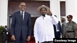 Rais Museveni (kushoto), Rais Kagame
