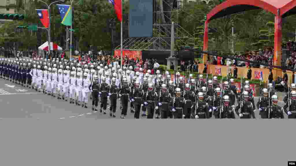 中华民国庆祝104年双十庆典，图为三军仪队表演。（美国之音李逸华拍摄）