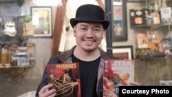 Ario Anindito memegang dua komik Marvel yang ikut ia garap (dok: Ario Anindito/Instagram @arioanin)
