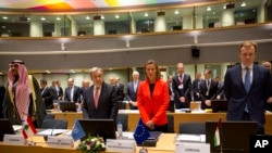 La chef de la diplomatie de l'UE, Federica Mogherini, au centre droit, et le secrétaire-général Antonio Guterres, à sa gauche, lors d'une minute de silence à Bruxelles, le 5 avril 2017.