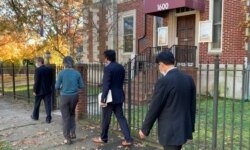 ក្រុមមេដឹកនាំ​បក្ស​សង្គ្រោះជាតិ ដើរ​នៅ​ខាងមុខ​ស្ថានទូតខ្មែរនៅក្នុងរដ្ឋធានីវ៉ាស៊ីនតោន។ (ម៉ែន គឹមសេង/វីអូអេ)