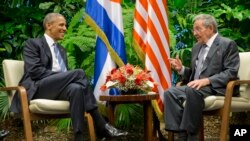 Le président Barack Obama rencontre le président cubain Raul Castro au Palais de la Révolution, le lundi 21 mars 2016 à La Havane, Cuba.