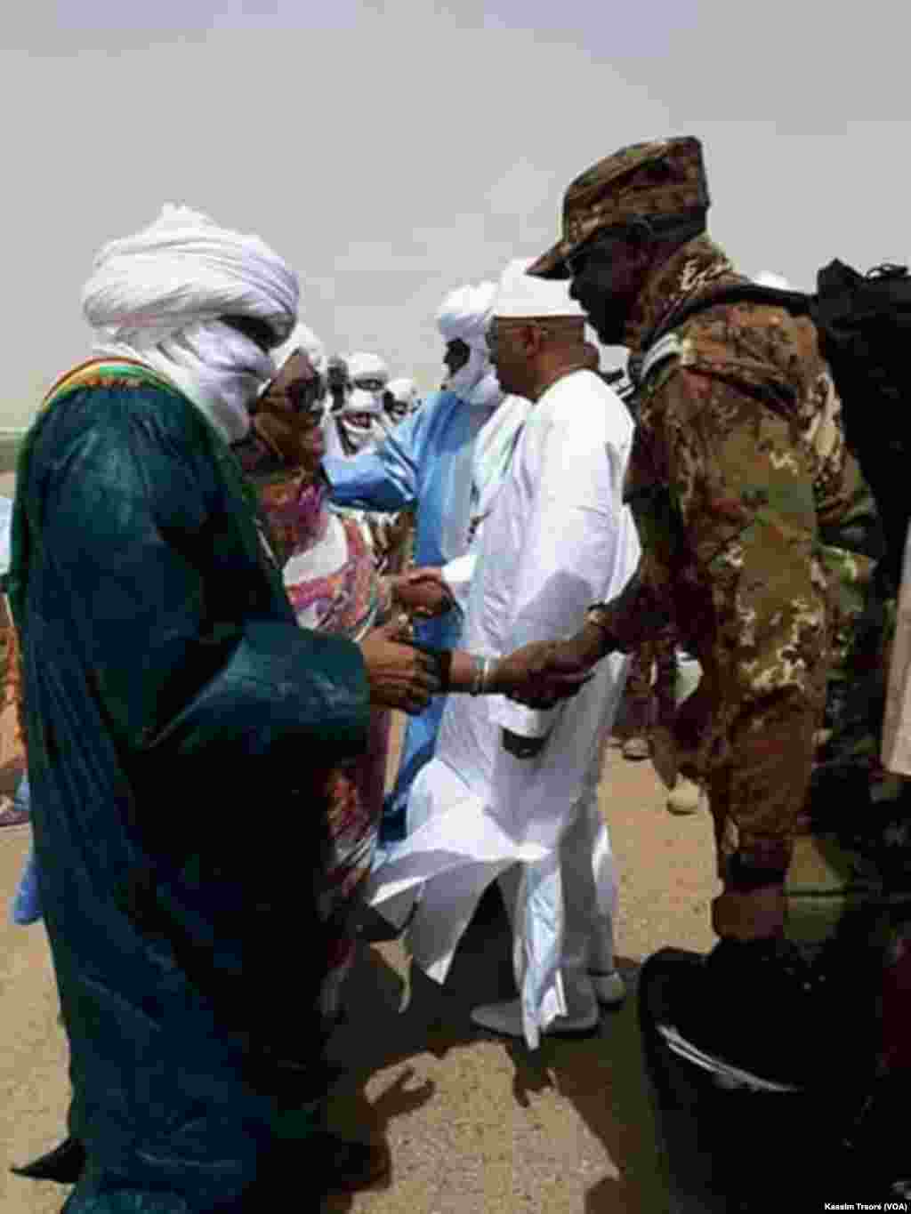 Le Premier ministre malien, Soumeylou Boubeye Maïga, en visite à Tessalit, le 22 mars 2018. (VOA/Kassim Traoré)