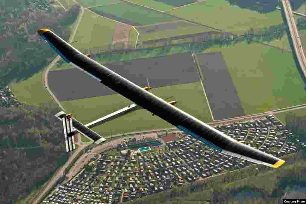 Solar Impulse in flight over Switzerland, 2011. (Jean Revillard/Rezo.ch)