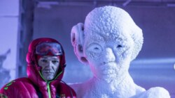 Peter Senoner dan hasil karyanya dalam "An Antarctic expedition" di terraXcube. (Photo: @tiberio_sorvillo/IG @festivaltransart)