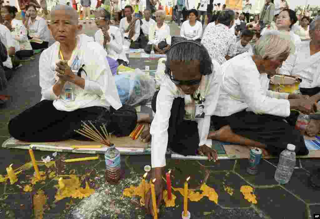 Mourners offer prayers to the late former Cambodian King Norodom Sihanouk in Phnom Penh, January 31, 2013. 