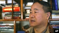 Pemenang Hadiah Nobel untuk sastra 2012 dari Tiongkok, Mo Yan. (AP/Aritz Parra)