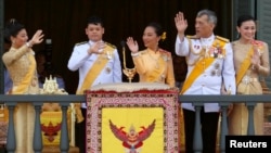 Raja Thailand Maha Vajiralongkorn, Ratu Suthida, Putri Bajrakitiyabha, Pangeran Dipangkorn, dan Putri Sirivannavari Nariratana terlihat di balkon Suddhaisavarya Prasad Hall di Grand Palace, Bangkok, 6 Mei 2019.