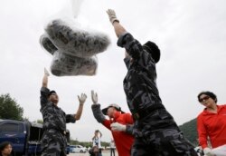 북한이 청와대에 대북전단 살포 중단 조치를 요구한 가운데, 지난 2014년 9월 경기도 파주시 통일동산주차장에서 탈북자단체 자유북한운동연합 회원들이 대북전단 풍선을 띄우고 있다.