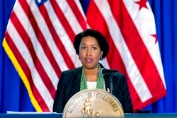 Walikota Washington, D.C. Muriel Bower berbixara di sebuah konferensi pers mengenai penghapusan aturan penggunaan masker di dalam ruangan di wilayah Washington, D.C. 15 Maret 2021 (dok: AP Photo/Andrew Harnik)
